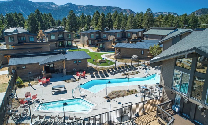 Mammoth Lakes Hotel | Alpine Room with Private Parking, Steps from Mammoth Mountain & Ski Trails