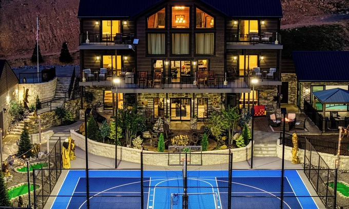 Gatlinburg - Pigeon Forge Cabina | Alpine Splash, Private indoor pool, theater/gaming, Pond, Basketball court!!!