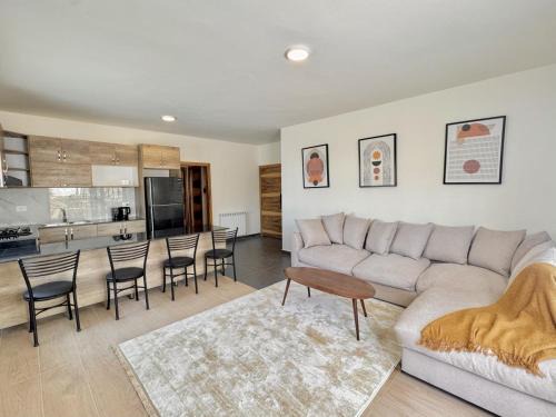 Kfardebian Apartamento | Alta Faqra 3BR w Terrace