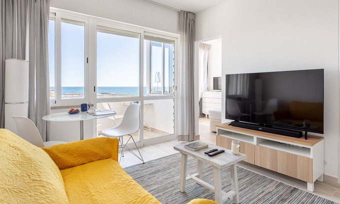 Torralta Apartamento | ALTIDO Lovely 1-bed flat w/ balcony overlooking the sea