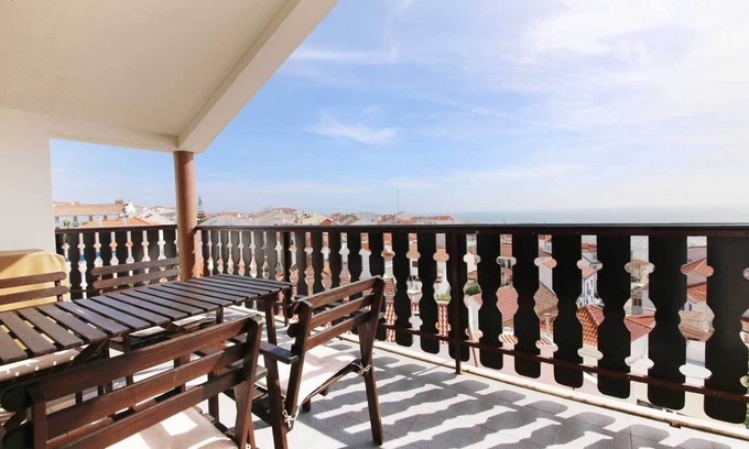 Ericeira Apartamento | Alto da Pirica 2: Top floor apartment in the center, terrace, sea view & barbecue