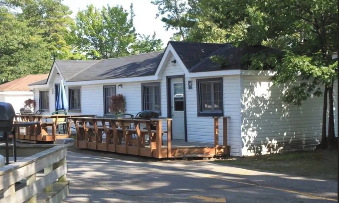 Wasaga Beach Cabaña | Alton Lodges