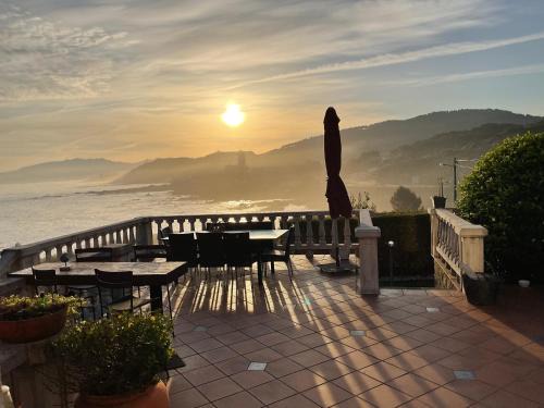 Baiona Casa | Amanecer en o mar, casa en Baiona con piscina