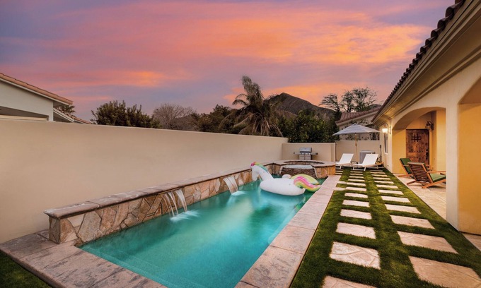 Desert Club Estates Casa | Brillante y espacioso 5 BR Desert Oasis w / Pool, Spa & Theatre Room ❤ by AvantStay