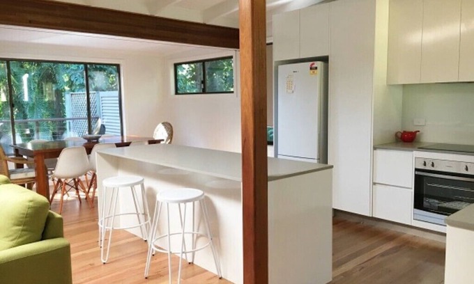 Ocean Shores Casa | Amaroo means "beautiful place", a cottage in tropical surrounds, close to beach.