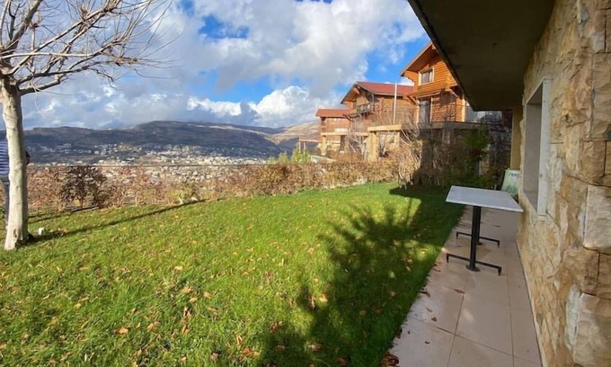 Mzaar Kfardebian Apartamento | Amazing 1 BR Chalet with Garden & Fireplace