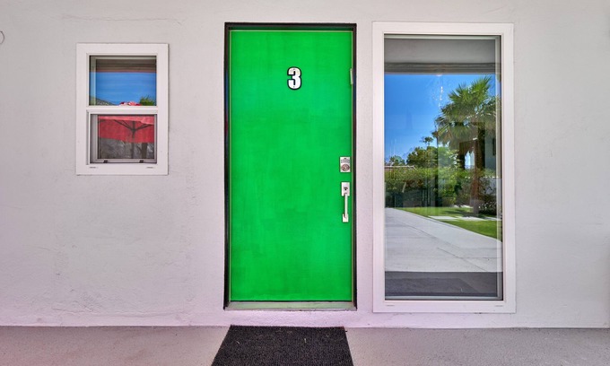 Racquet Club West Casa | NEON OASIS NÚMERO 3