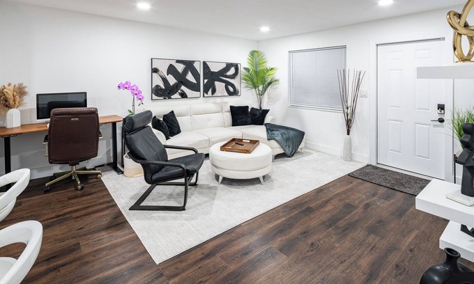 North Miami Casa | Amazing 2BR/1BA Close to Everything — Great for Work, Relaxing & Vacation!