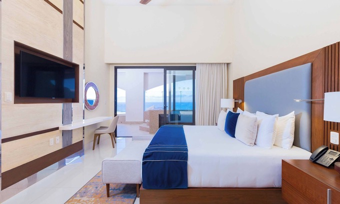 San Jose del Cabo Condominio | Amazing 3-bedroom condo with pool, fitness room, in phenomenal Chileno Bay, Cabo