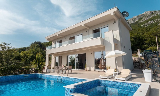 Lapcici Villa | Amazing 3 bedroom home w/ pool in Budva