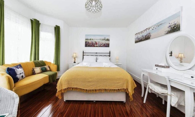 South Norwood Casa | Elegant 3-Bedroom House in London