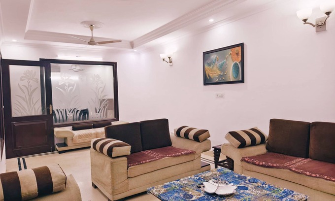 New Delhi Apartamento | Amazing 3BHK Apartment in Greater Kailash 2 by HostMyStay