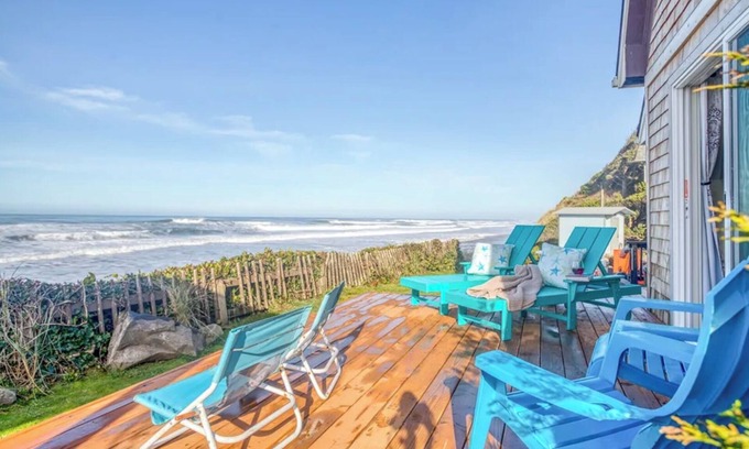 Lincoln City Casa | Beautifully renovated 4 bedroom beach front home! w/stairs to beach Pets-ok!