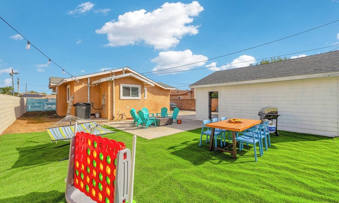 Midway City Casa | Amazing 4-bedroom house in peaceful Midway City w/ fire pit lounge, backyard