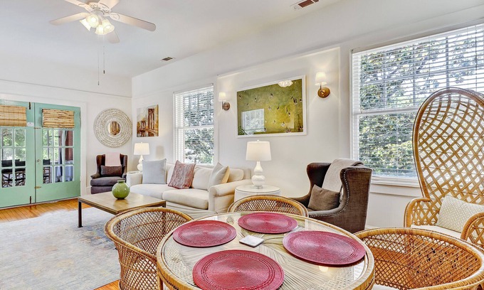 Thomas Square Apartamento | Amazing 4 Bedroom Home | Heated Pool Access