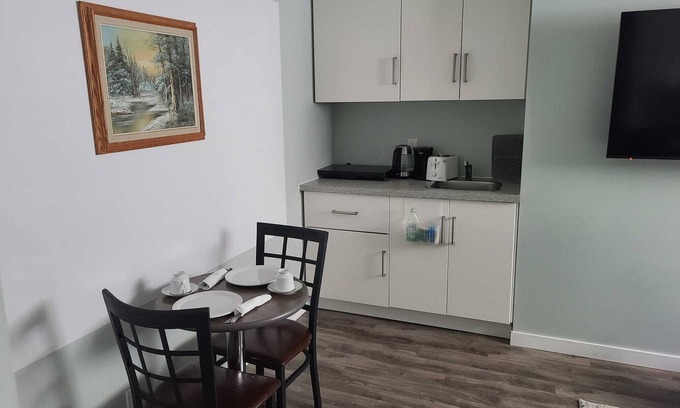 East Kildonan Casa | Amazing 4 Bedrooms Entire Home in Winnipeg with Free parking, Wi-fi and more