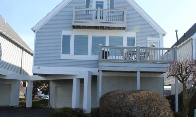 Port Clinton Casa | AMAZING! 4Bed/3Bath Water's Edge Beach House with Pool and Hot Tub!
