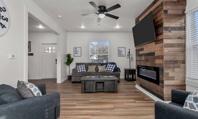 South Hyde Park Casa | Amazing 6 bdrm Home/Downtown KC/Near Plaza/UMKC