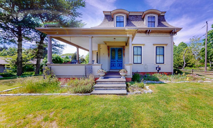 West Dennis Casa | Amazing and large West Dennis historic home with modern amenities
