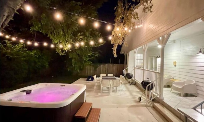 South Manchaca Casa | Amazing Austin Gataway 6BR4BA: HotTub Billiards Patio Chef Kitchen