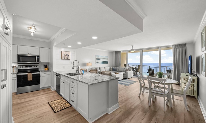 Open Sands Condominio | Amazing Balcony View-Beachfront-Steps to Beach-King Bed-3 Pools-Starbucks
