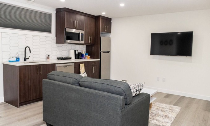 Airdrie Apartamento | Amazing Basement Suite With a Dedicated Workspace