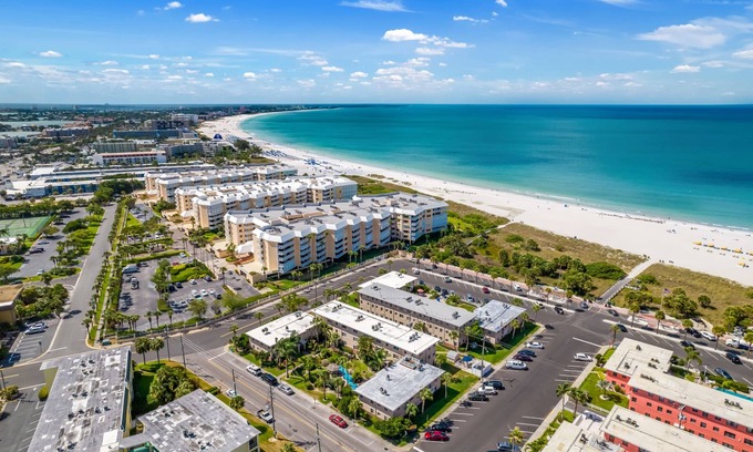 St. Pete Beach Condominio | Amazing beach condo with coastal vibes - beachside/poolside - 2 BR/Ground floor!