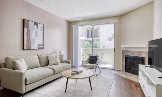 Burbank Apartamento | Amazing Burbank 1BR w/ Gym, Pool & W/D, nr Olive Ave, by Blueground