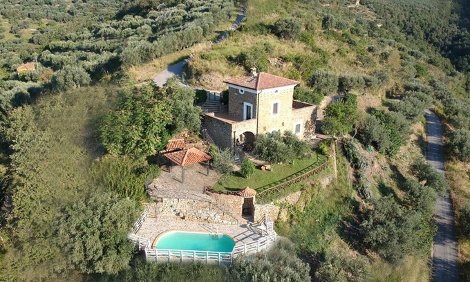 San Mauro Cilento Villa | Increíble Classic Stone House: una terraza verde con vistas al mar, colinas y montañas