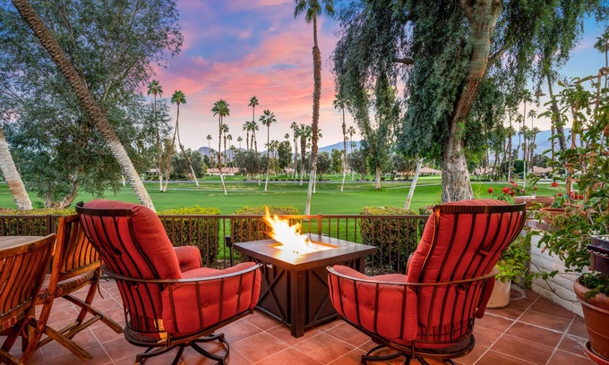Palm Desert Condominio | AMAZING CONDO ON GOLF COURSE w/ golf privileges on private course w/ golf cart!!