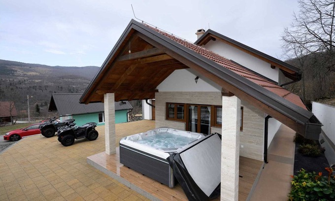 Krasno Polje Villa | Increíble County House Krasno con jacuzzi y quads