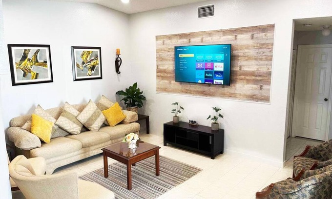 Ludlam Casa | Amazing & cozy Duplex near Zoo Miami !