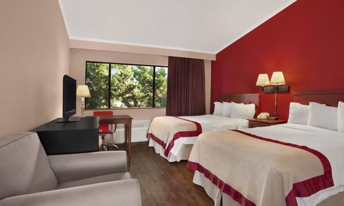 Torrance Casa | Amazing Deal! Cozy Family Unit, Pool, Restaurant