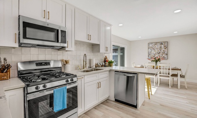 Norwalk Casa | Amazing DisneyLand Remodeled Home 4 Family/Friends - Norwalk Disney