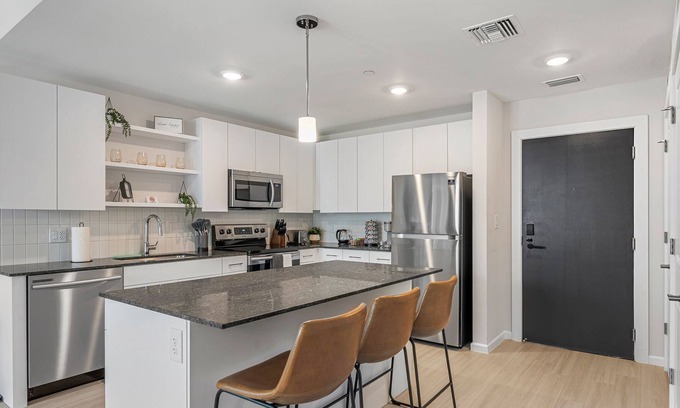 Callahan Apartamento | Amazing Downtown King Beds w/ Pool & Parking 32