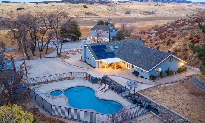 Agua Dulce Casa | Amazing Escape close to LA with Pool and Game Room