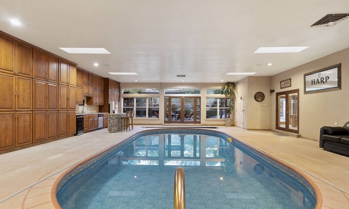 Glenwood Hills Casa | Amazing Family Vacation with Huge Indoor Pool