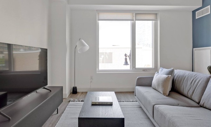 West Fens Apartamento | Amazing Fenway Studio w/ W/D, Conc, & Gym, near T, by Blueground