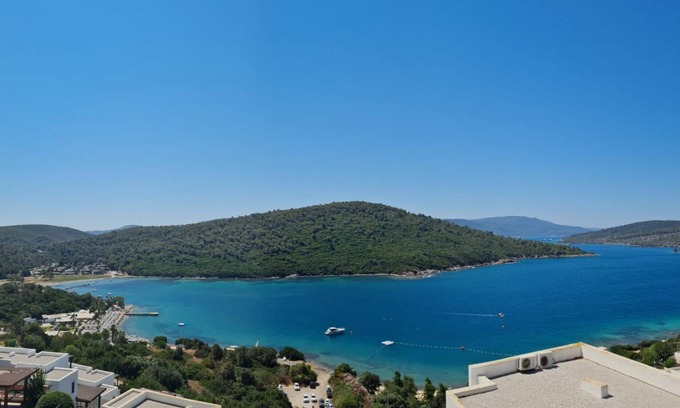 Milas Apartamento | Amazing Flat w/ Shared Pool near Beach in Milas