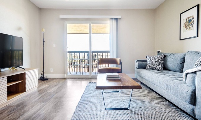 Foster City Apartamento | Amazing Foster City 2BR w/ Gym, Pool, W/D, near highways, by Blueground
