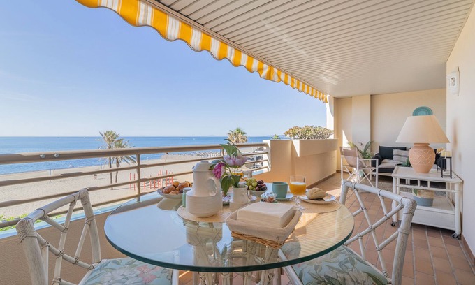 Costa del Sol Occidental Apartamento | Espectacular apartamento en primera linea de Estepona, recien reformado en 2023.