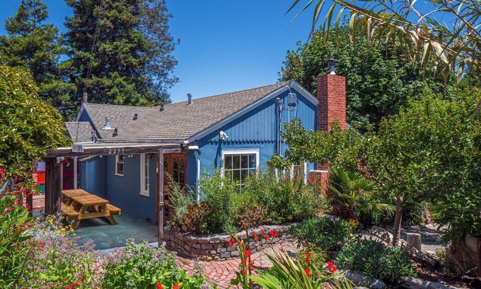 Eastside Santa Cruz Casa | Amazing Gardens 5min to beach in 3bdr house
