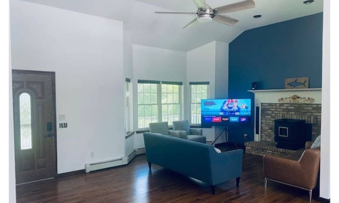 Port Jervis Casa | Amazing Getaway 4BR 3BA, pool, hot tub, pool table!