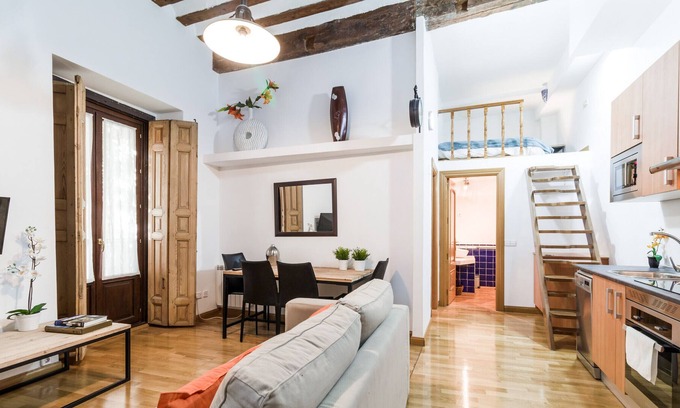 Palacio Apartamento | Bajo con capacidad para 6 pax con AC e internet incluido en pleno centro!
