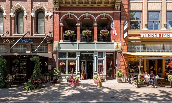 Downtown Knoxville Condominio | Increíble Heart of Market Square, terraza exterior con vistas a la plaza.