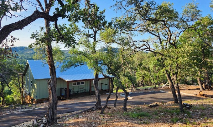 Canyon Lake Cabina | 180º Hilltop Views - Near Tubing, Lake and Whitewater Amphitheater - Hot Tub