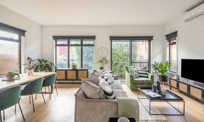 Heidelberg Casa | Amazing Home on the Hill - 400m to train, hospitals, cafes, shops. 11kms to CBD!