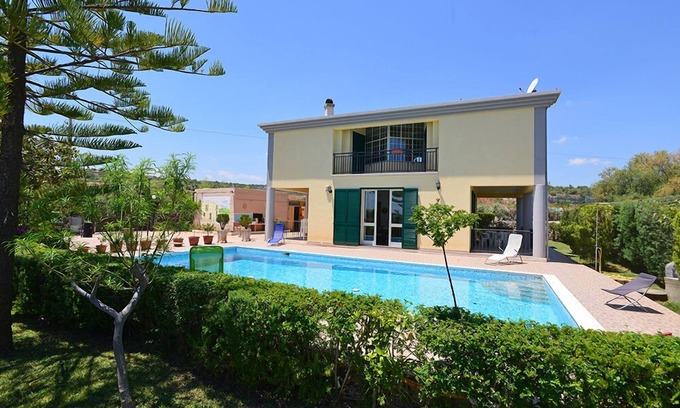 Floridia Villa | Magnífica casa unifamiliar de 160 m2 en el campo con piscina privada y campo de fútbol.