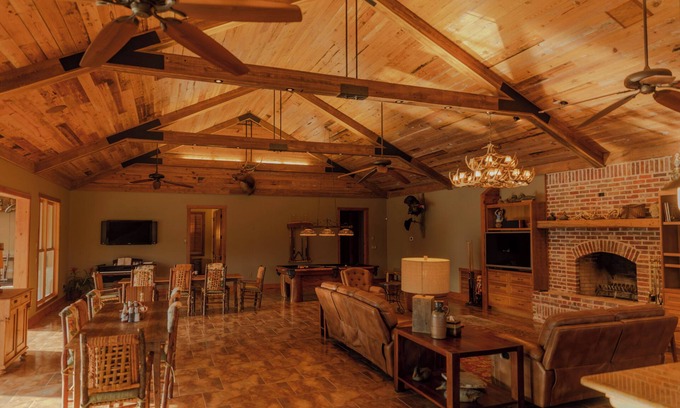 Edwards Casa | Amazing Lake House w/ Master Suite! Private Party, Christmas, Family Reunions!