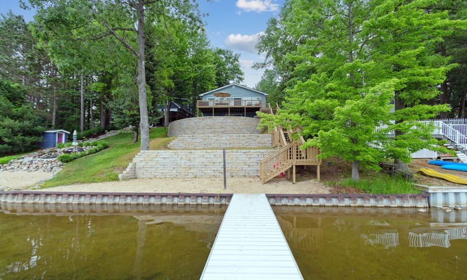 Farwell Casa | Amazing lake views for the perfect family getaway at the Lake Thirteen Retreat!